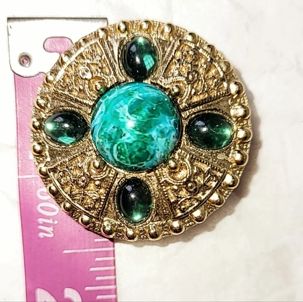 GREEN GLASS & GOLDTONE LARGE CLIP-ON EARRINGS - Picture 4 of 5
